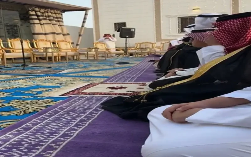 مشهور سعودي يثير جدلاً بصلاة العيد في فناء خاص بدون تصريح